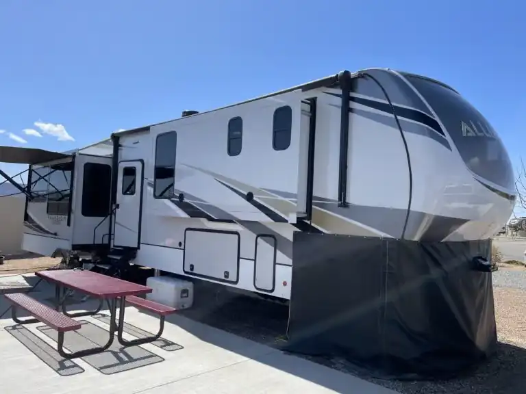 Fifth Wheel RV Detailing