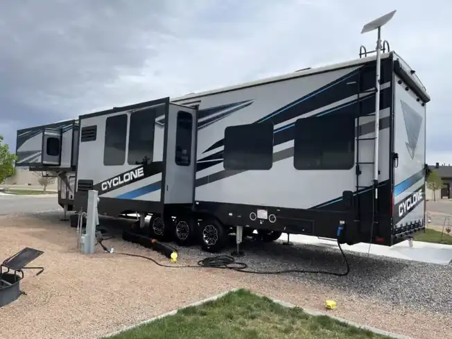 Fifth Wheel Washing Detailing