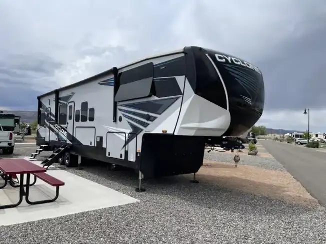 Fifth Wheel Washing Detailing