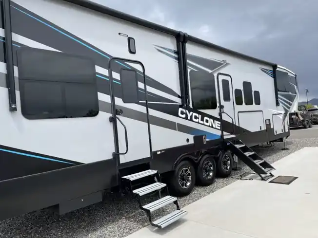 Fifth Wheel Washing Detailing